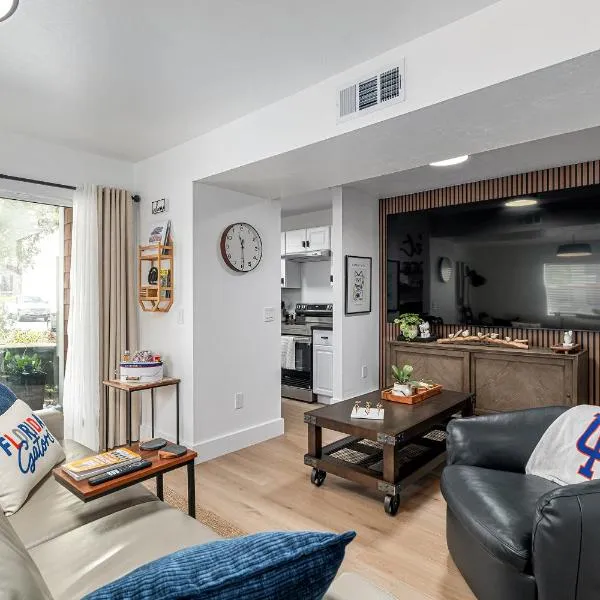 Modern & Stylish Condo Near UF, Shands & VA，位于盖恩斯维尔的酒店