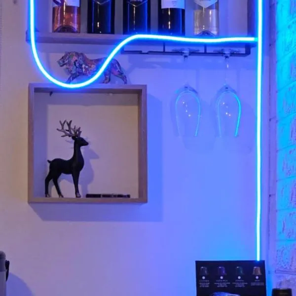 COOL PLACE - חדרים מפוארים at רמת גן - ק"מ 1 מבי"ח "שיבא" תל השומר-"מכללת ר"ג"-"בר אילן" - קרוב ל"בלינסון" "שניידר" - חנייה חינם - לשירות האורחים כורסת מסאז' ומכונת נספרסו-חינם，位于拉马特甘的酒店