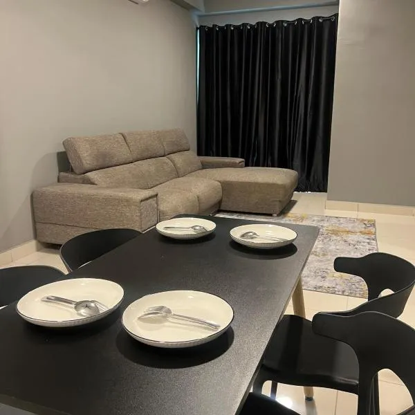 Elegant Pool View Condo at Residensi Suasana Damai，位于八打灵再也的酒店