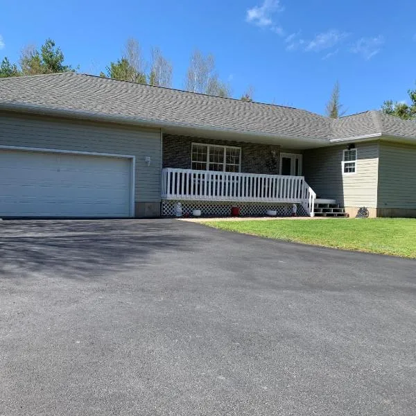 Sleepy Pines Place，位于布里奇沃特的酒店