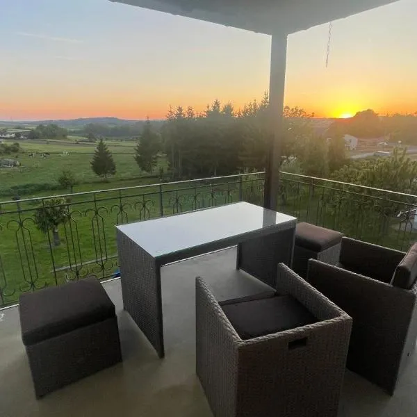 Helle Ferienwohnung mit großem Balkon in Nattenheim in der Südeifel bei Bitburg，位于Nattenheim的酒店