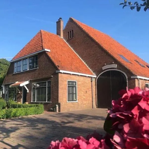 Rustig logeerverblijf aan de rand van de stad，位于Lekkum的酒店