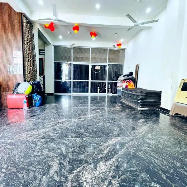 Yamuna Residency ! near Prem mandir & ISCKON temple, with Decent facilities and Fully AC family rooms，位于范兰德凡的酒店
