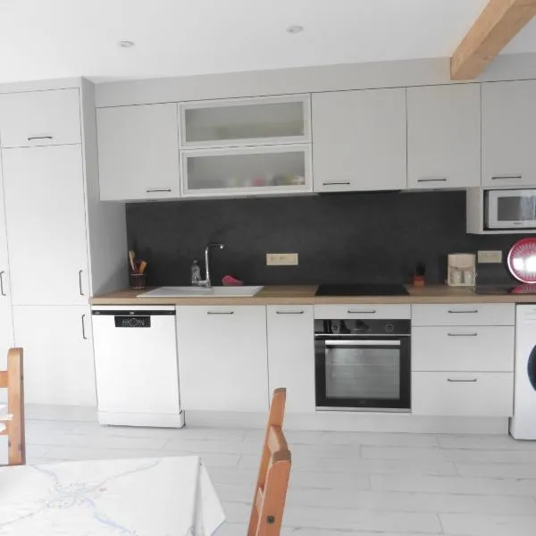Appartement dans maison en pierre proche sortie autoroute A6，位于Saint-Martin-Belle-Roche的酒店