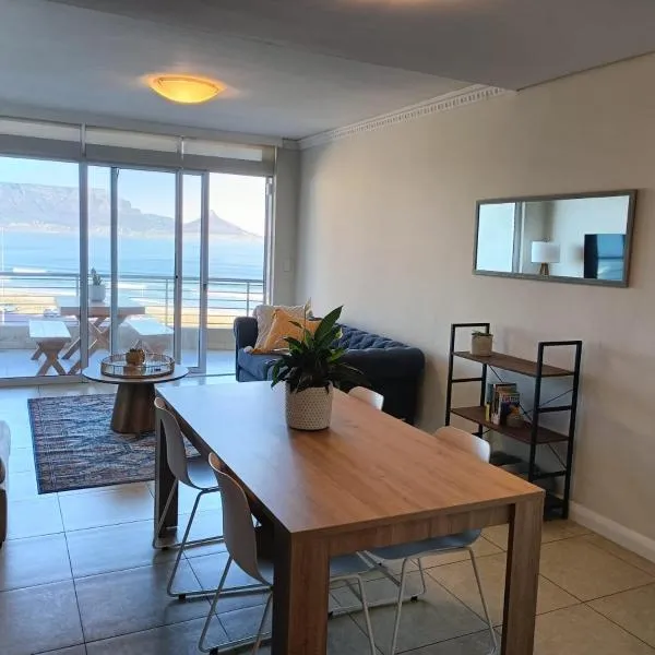 Beautiful 2 Bedroom Apartment with Ocean Views, Bloubergstrand，位于Cape Town的酒店