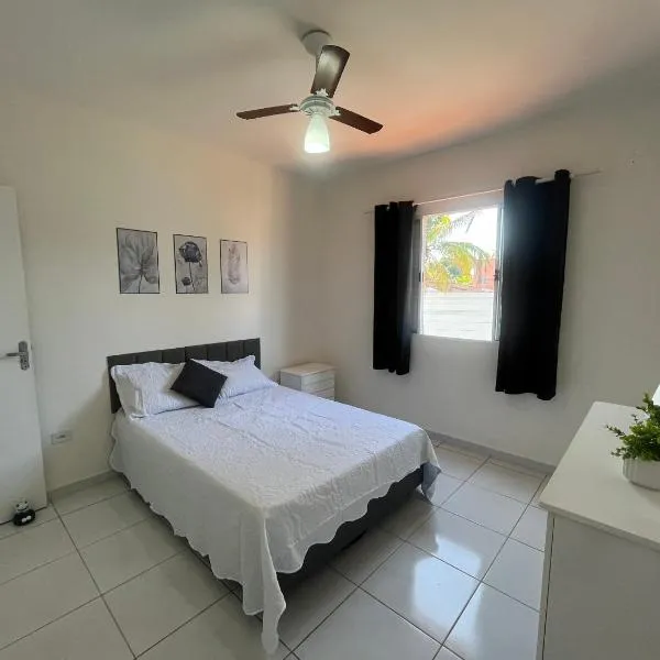 Casa 1 km da Praia Enseada com Garagem，位于瓜鲁雅的酒店