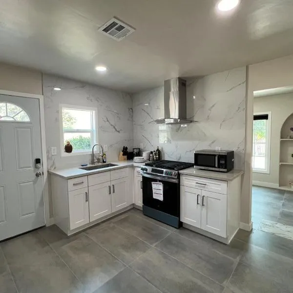 Fully remoded 1B1B Home in baldwin Park3369A，位于鲍德温公园的酒店