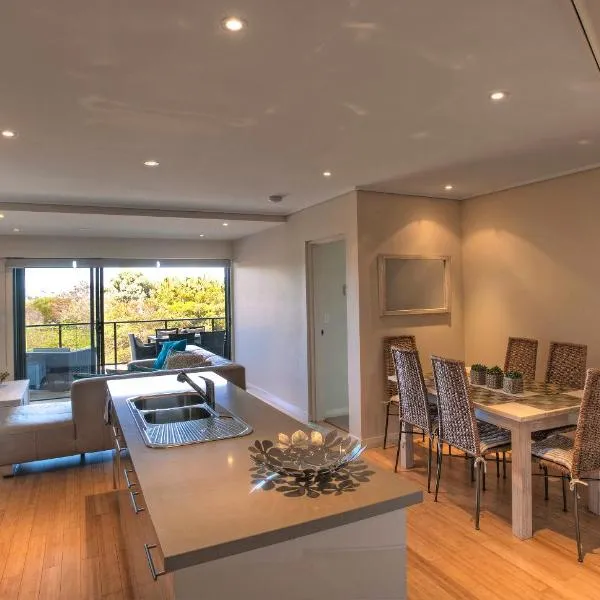 Beach Karma - Three-Bedroom Beachside Escape with Heated Communal Pool in Agnes Water，位于阿格奈什沃特的酒店