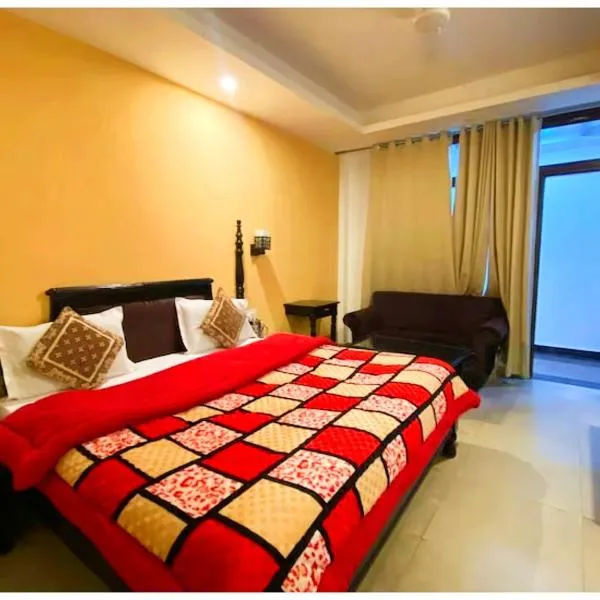 MUSSOORIE HOTEL THE GARDEN! R!CH TO ! MUSSOORIE! - Restaurant - Room Service - Free Parking & free Wi-fi Facilities Available Near Mall Road - A Premium Hotel In Mussoorie for Summer Vacation，位于穆索里的酒店