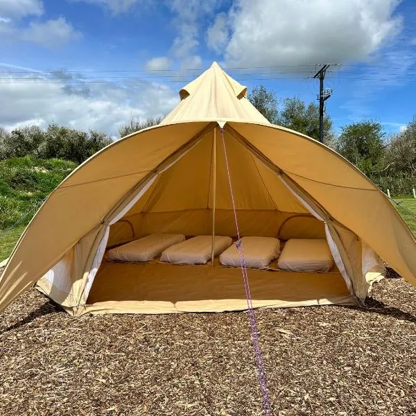 Greenfinch Bell Tent at Tregonetha Lake Bring Your Own Bedding，位于大圣科勒姆的酒店