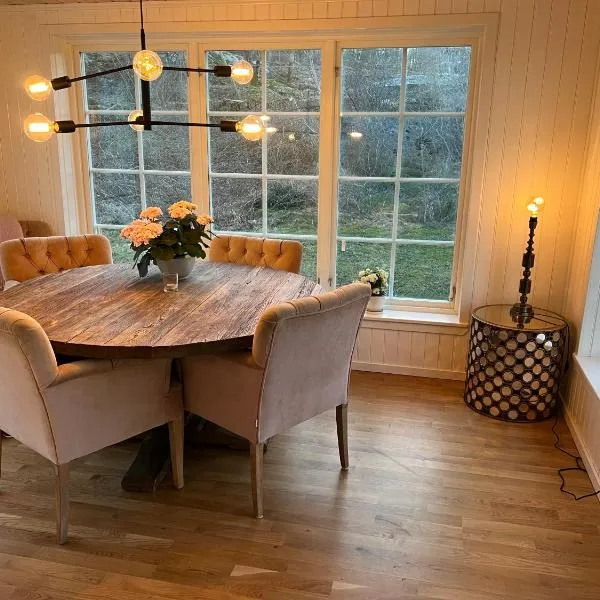 Litet charmigt hus på hästgård，位于Kullavik的酒店