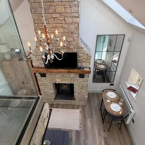 Holly Cottage Cozy Loft，位于Aghade Bridge的酒店