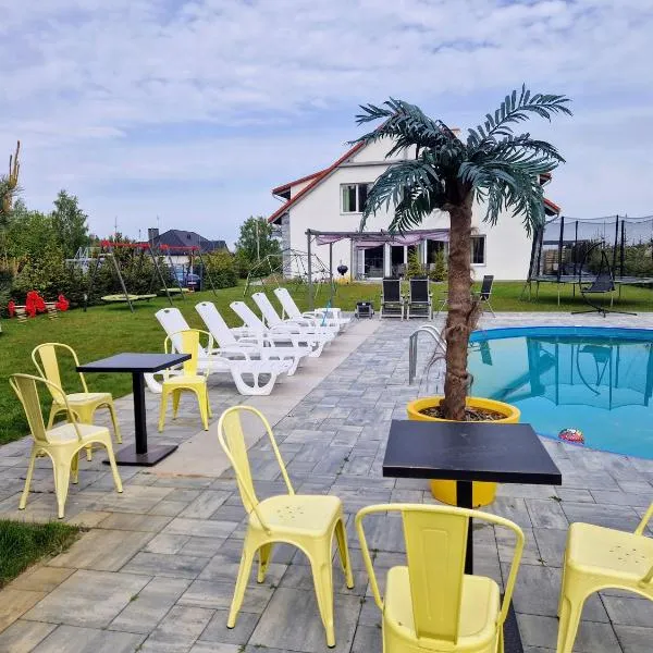 Mazurskie Wzgórze BIS z basenem，位于雷泽沃的酒店