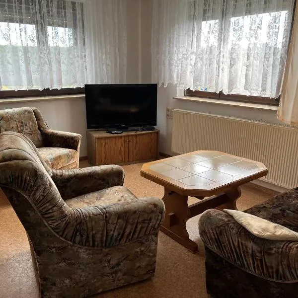 Schöne Zimmer mit gemeinsamer Nutzung von Bad, Toilette und Küche，位于Schwarzbach的酒店