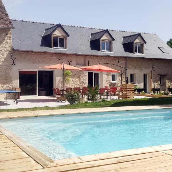 Gîte du bois Richer 4 étoiles 15 personnes avec piscine,位于Fougeré的酒店