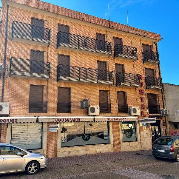 DORMERO Hotel y Albergue Sahagun，位于萨阿贡的酒店