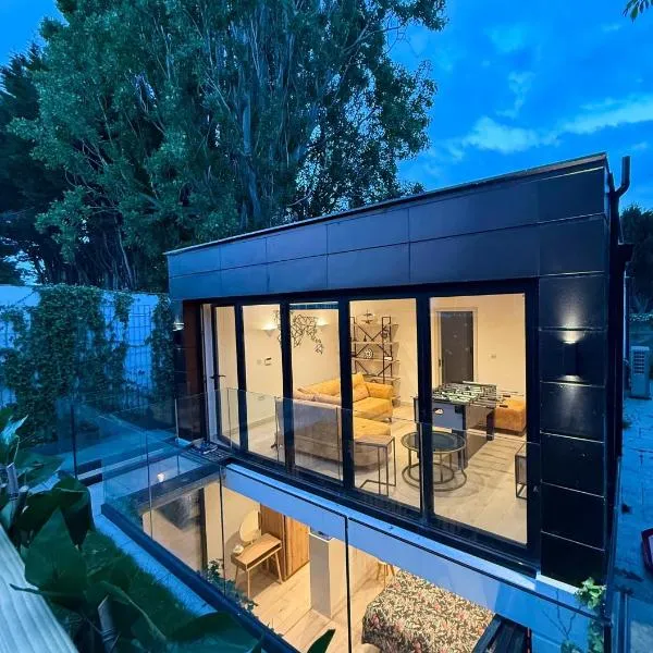 Chic 2 Bedroom Modern Cave House，位于伦敦的酒店