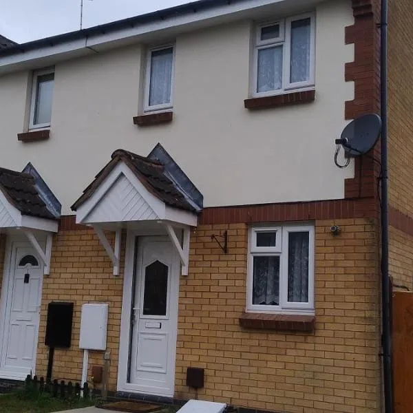 Entire 2 bedroom home with parking in Coventry, UK，位于考文垂的酒店