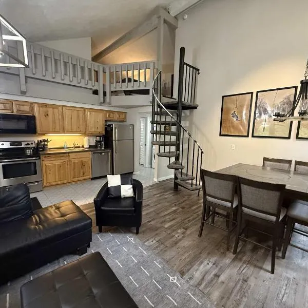 Mountain Villas Condo Retreat for 12，位于博因福尔斯的酒店