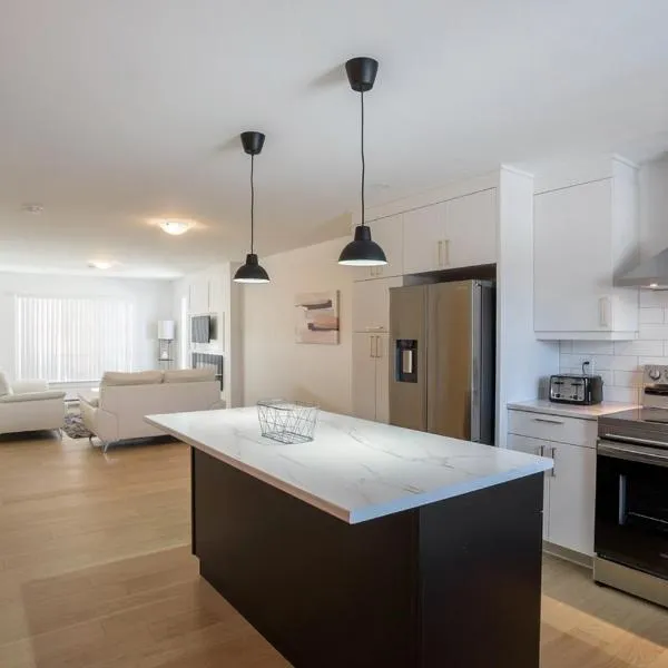 Stylish, Modern 3BR in Moncton，位于蒙克顿的酒店