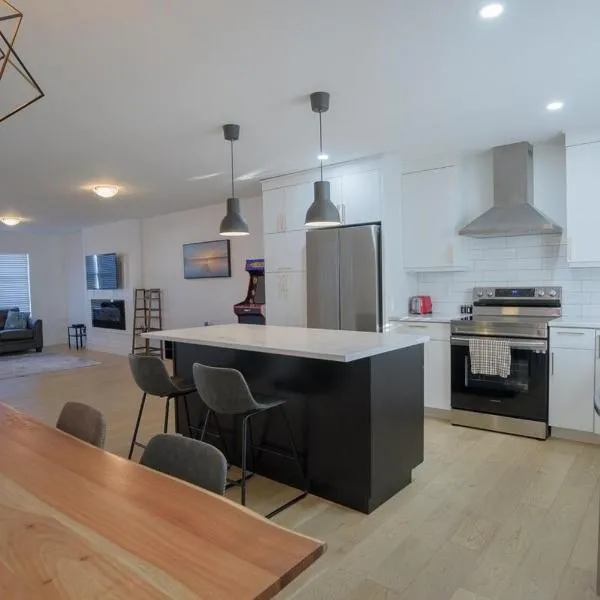 Cozy & Spacious 3BR Home in Moncton，位于蒙克顿的酒店
