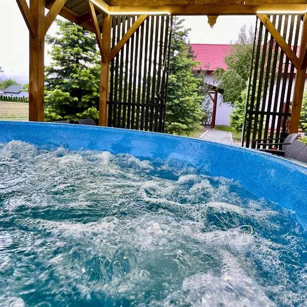 Kwatera - Pod Wiatrakiem, JACUZZI ZEWNĘTRZNE，位于Czarna的酒店
