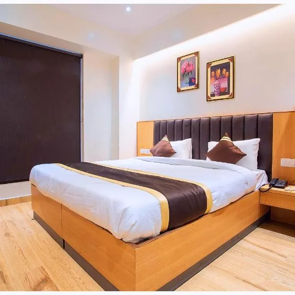 HOTEL B K R GRAND INN Near Shirdi Sai Baba Temple - ISKCON Temple - Lift & Parking Facilities - Fully Air Conditioning & Luxuary Room - Top Rated Hotel，位于蒂鲁帕蒂的酒店