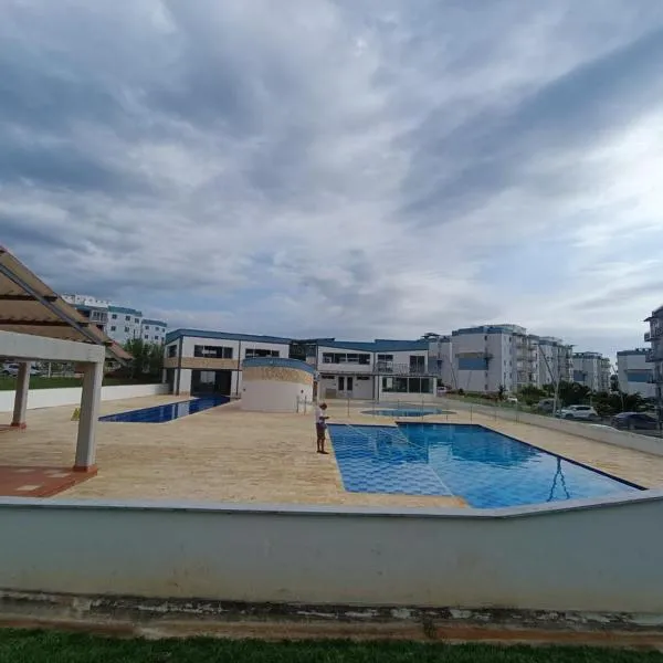 Apartamento hogar para compartir con 3 habitaciones 3 piscinas, turco, sauna, gym y más en Restrepo Meta，位于雷斯特雷波的酒店
