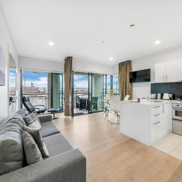 Exquisite Sun Soaked Corner Apartment，位于奥克兰的酒店