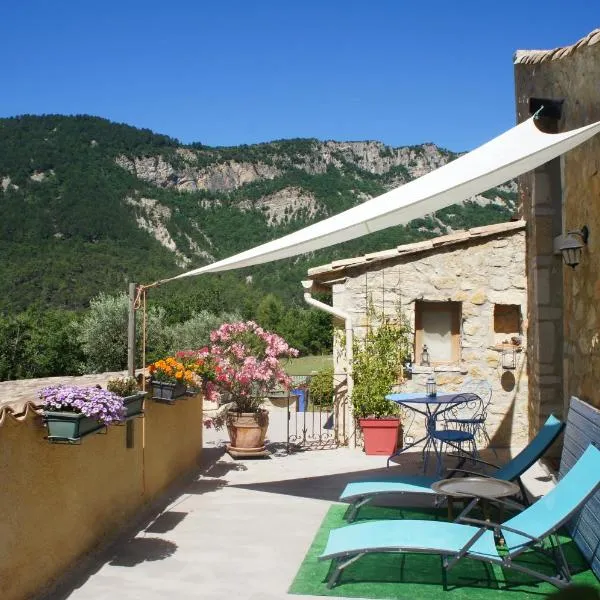 Mas Des Collines Chambre de Charme avec vue et Piscine，位于Châteauneuf-de-Bordette的酒店
