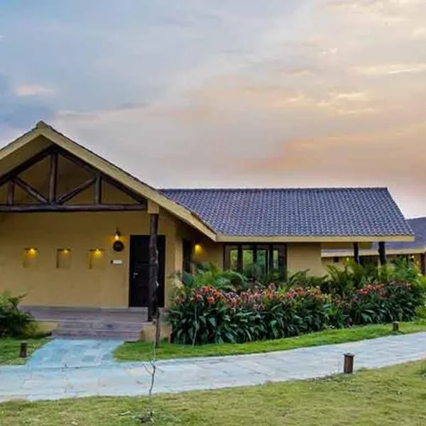 WelcomHeritage Tadoba Vanya Villas Resort & Spa，位于Kolāra的酒店