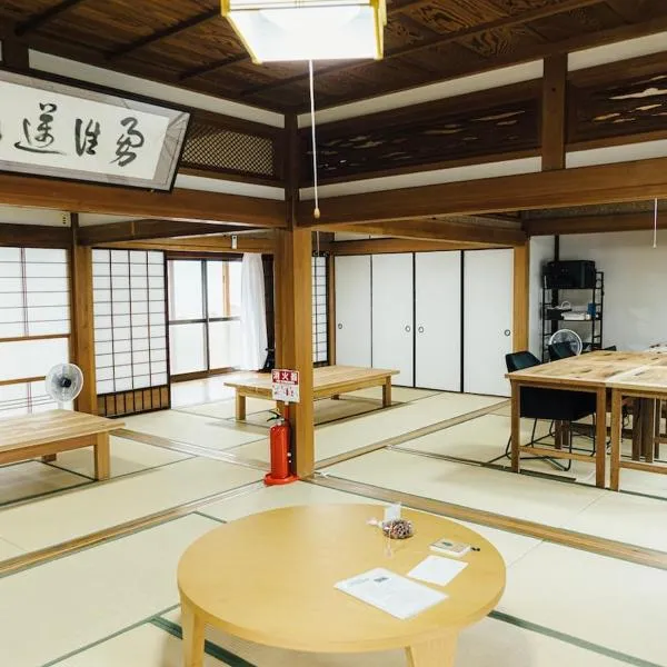 上丹生"かみにゅう"山根邸本館フルリノベーション古民家一棟貸切22名まで，位于长滨市的酒店