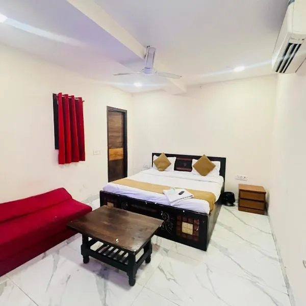 Hotel Three Stay - Near Dilli Haat Janakpuri，位于新德里的酒店