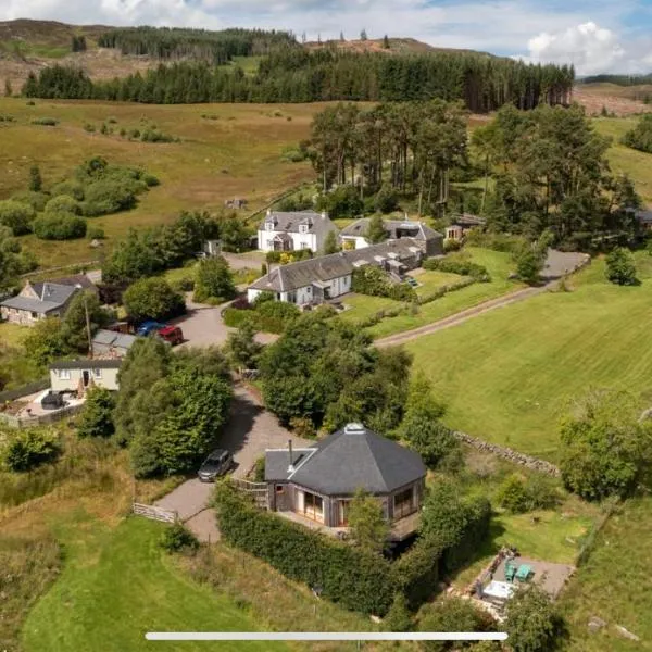 Dalnoid Cottages & Treehouses Nr Glenshee，位于希河谷的酒店