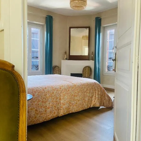 Chambre privée dans maison de ville du XVIIIe siècle，位于Carbonne的酒店