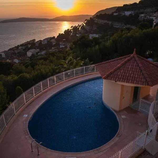 Superb Studio with incredible view and pool，位于卡普戴尔的酒店
