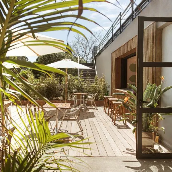 Hôtel les jardins du canal - piscine chauffée - parking - garage - bornes électriques，位于艾格-莫尔特的酒店