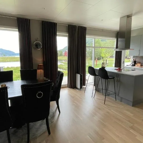 Strandhus i idylliske omgivelser，位于Batnfjordsøra的酒店