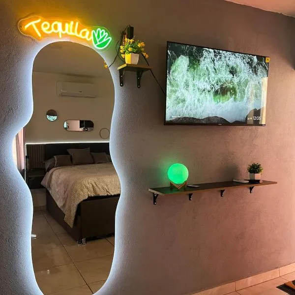 Modern Residence Agave Dorado with AC and HotTub，位于特基拉的酒店