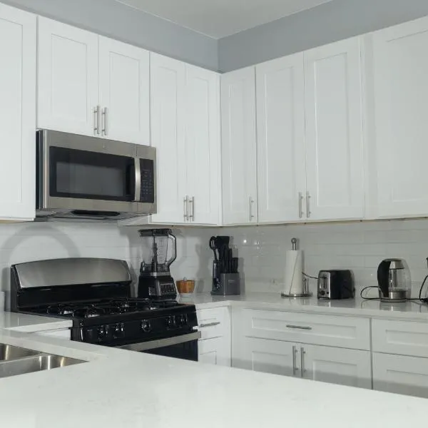 Shared, spacious condo near UChicago and Obama Center，位于芝加哥的酒店