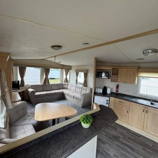 Santos Caravan Beautiful Holiday Home，位于滨海克拉克顿的酒店