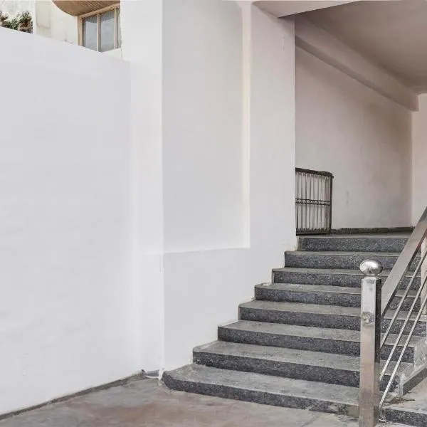 Super Hotel O Wamson，位于Kalkaji Devi的酒店