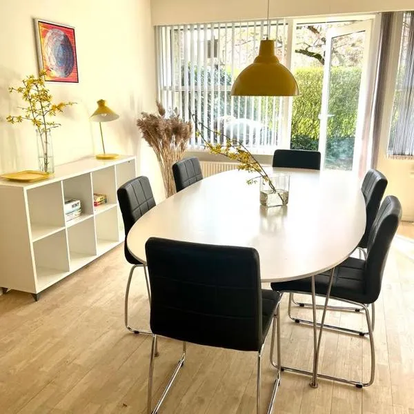 140 modern m2 in quiet neighborhood with lovely courtyard，位于Kjellerup的酒店