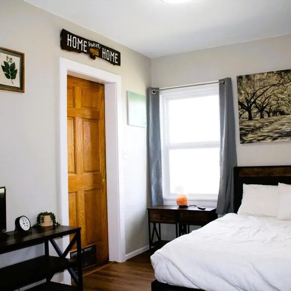 Peaceful Family Retreat with Games and Glamping!，位于利文斯顿的酒店