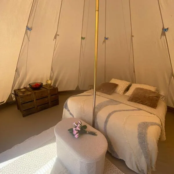 Les Pichies, Le Tipi d'Adri, Logement insolite，位于Saint-Léger-sur-Vouzance的酒店