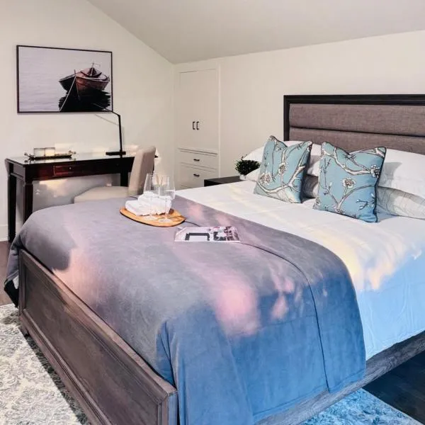 Charming Queen Bedroom with Bathroom Vancouver West，位于温哥华的酒店