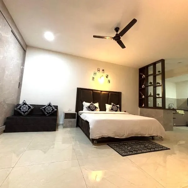 SUNSET STUDIOS Krishna bhumi near chandrodaya mandir ! With balcony view，位于范兰德凡的酒店
