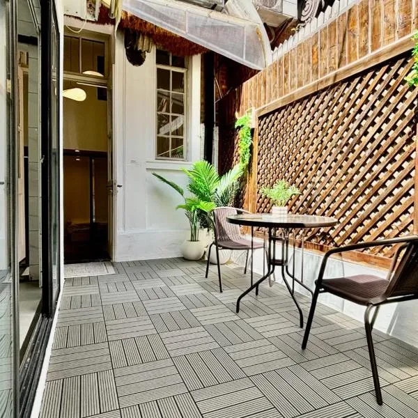 Duplex Garden Villa with Private Courtyard Jing'an Villa Near Metro Downtown Shanghai，位于上海的酒店