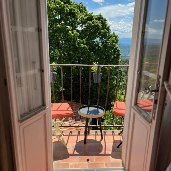 Au coeur du village avec petit balcon plein sud，位于图尔图的酒店