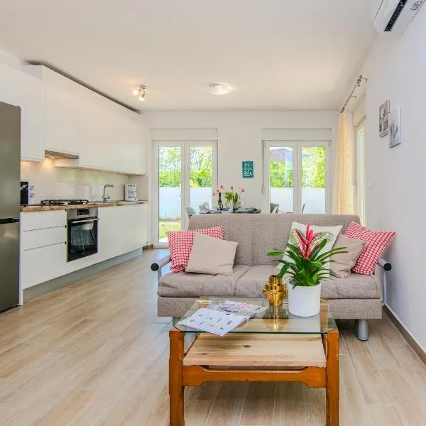 House Calm Forest 5 minutes walking from the Sandy beach，位于普利拉卡的酒店